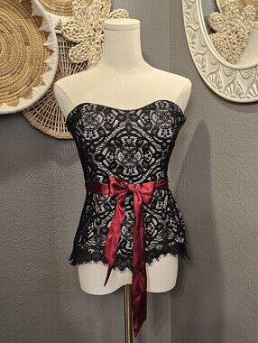 Stunning White House Black Market Strapless Lace Corset Top (Size 0)